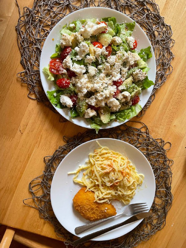 Salad And Breaded Chicken With Spaghetti
