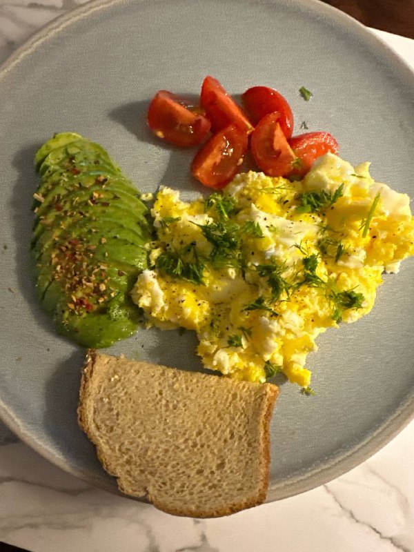 Scrambled Eggs With Avocado, Tomatoes, And Bread