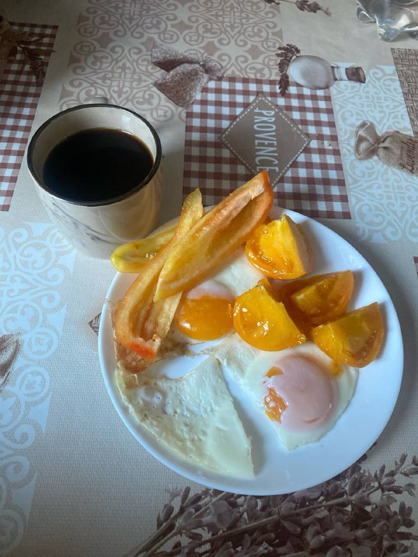 Fried Eggs with Tomatoes and Bell Peppers