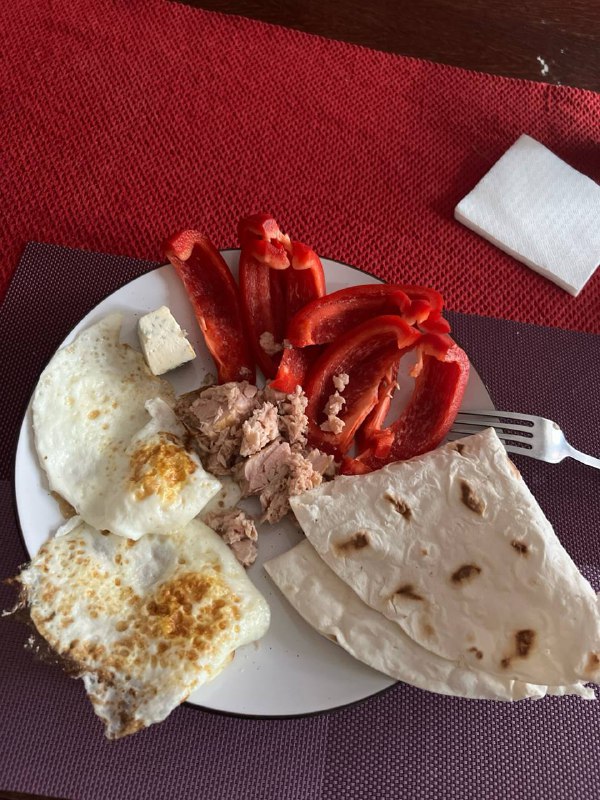 Tuna and fried eggs with bell pepper and tortilla