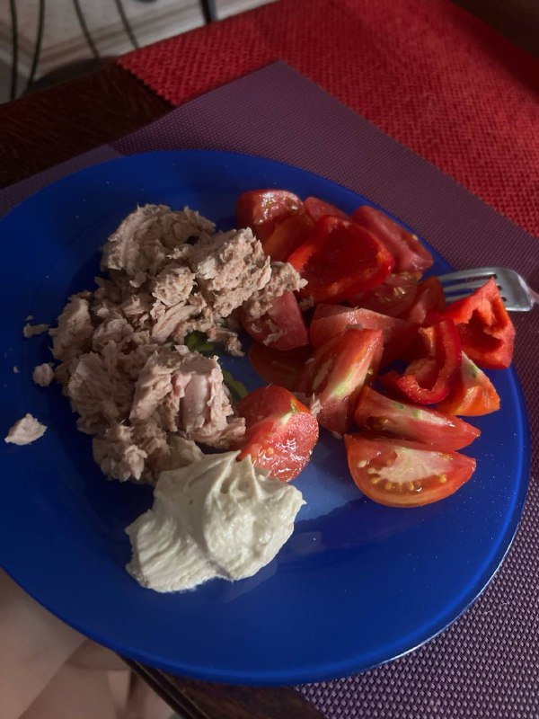 Tuna and Hummus Salad with Tomatoes