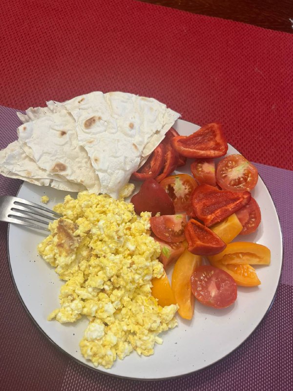 Scrambled Eggs with Tortilla and Tomatoes