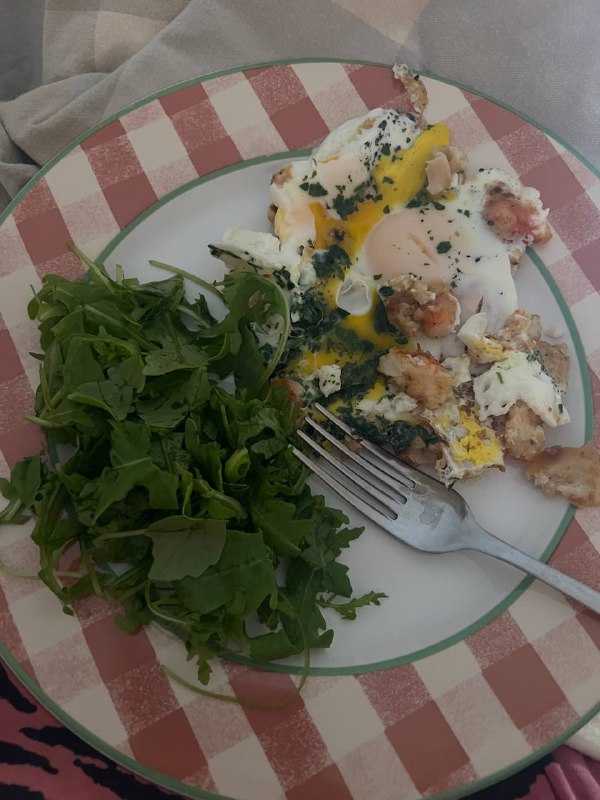 Fried Eggs with Spinach and Arugula + 2 Shrimps