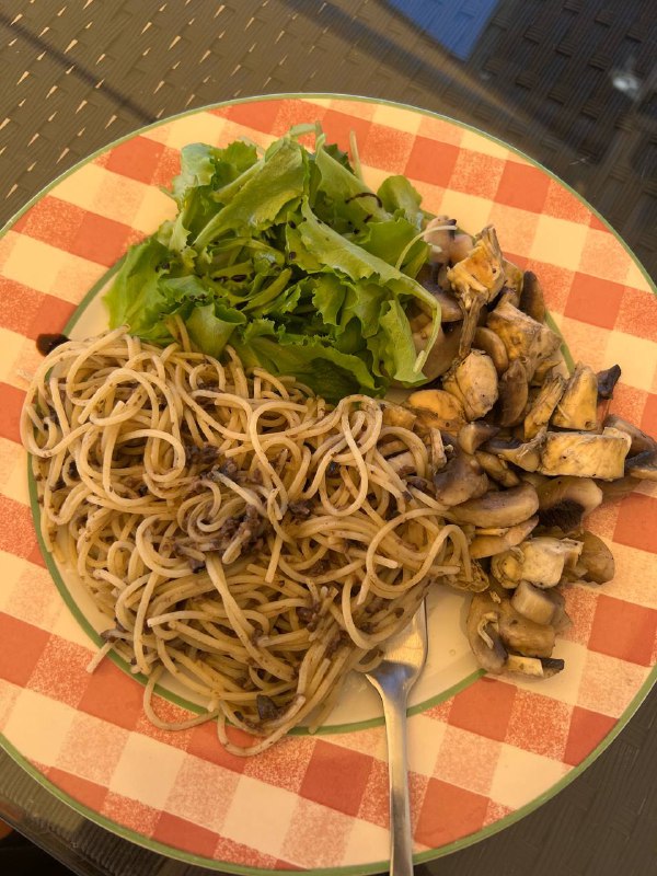 Spaghetti With Mushrooms And Salad + 80g Chicken Fillet