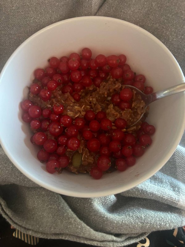 Oatmeal with Red Currants