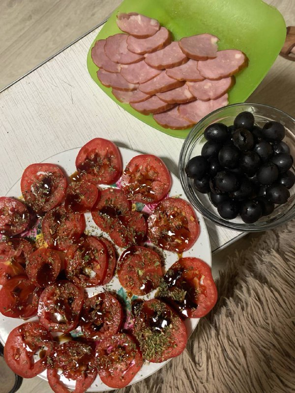 Seasoned Tomato Slices with Sausage and Olives