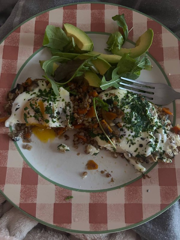 Fried Eggs with Buckwheat and Vegetables