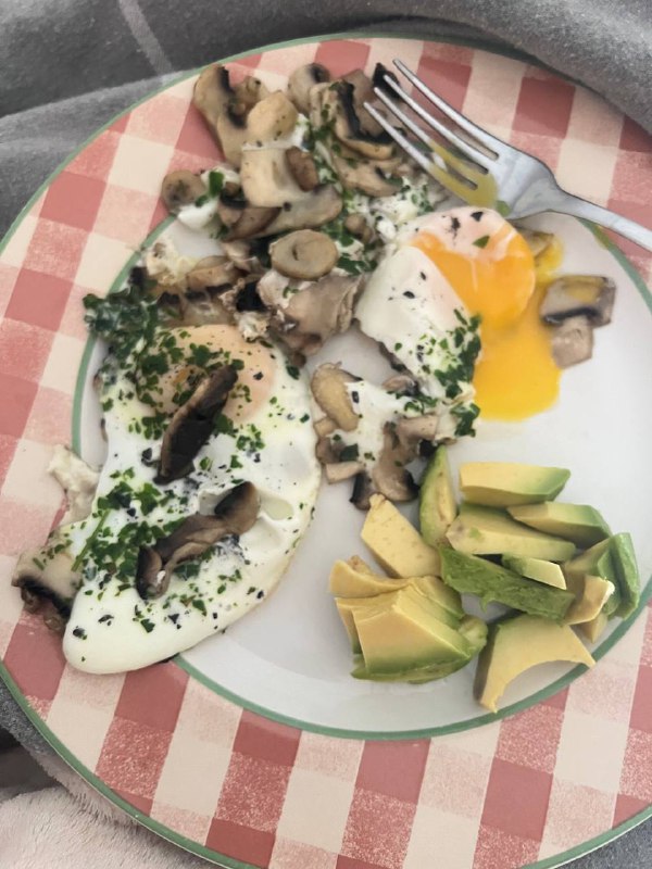 Fried Eggs with Mushrooms and Avocado