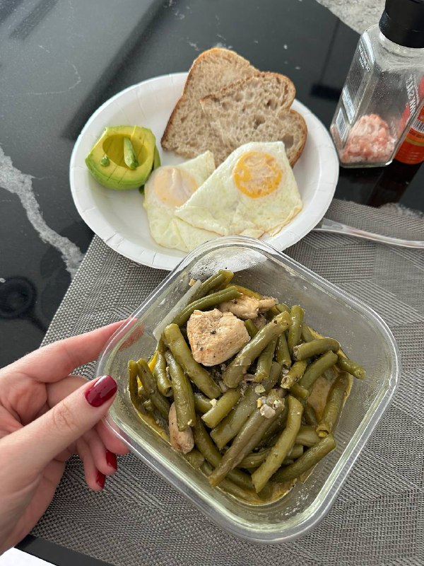 Green Beans With Chicken, Fried Eggs With Avocado And Bread