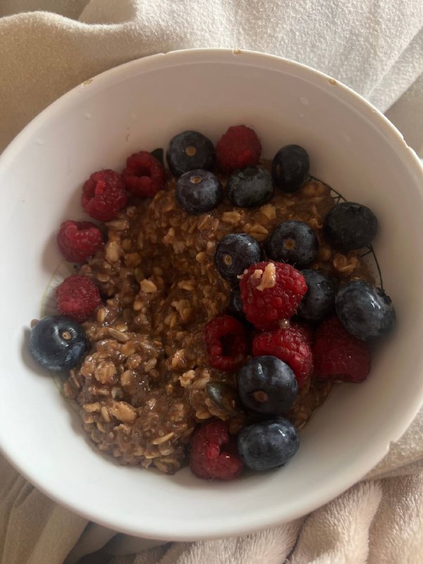 Chocolate Oatmeal With Berries